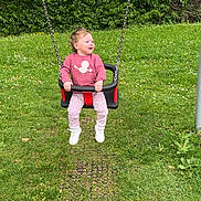 Paolina a rejoint le concours — aidez-le/la à gagner de superbes lots ! toddler, child, swing, playground, grass, trees, bushes, outdoor, park, happy, clothing, sneakers, nature, greenery, daylight, person, recreation, fun, casual, smiling