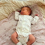 Tiffani a rejoint le concours — aidez-le/la à gagner de superbes lots ! baby, newborn, sleeping, onesie, white_clothing, bear_prints, blanket, soft_texture, pastel_colors, rainbow_pattern, infant, cute, cozy, peaceful, lying_down, small_socks, indoors, child, portrait, relaxation