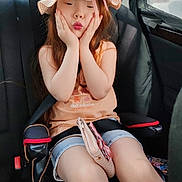 Anaïa participe au concours pour gagner de l'argent avec cette photo : accessories, belt, car, car_interior, carseat, child, clothing, face, female, girl, hat, head, homedecor, person, photography, portrait, shorts, sitting, transportation, vehicle