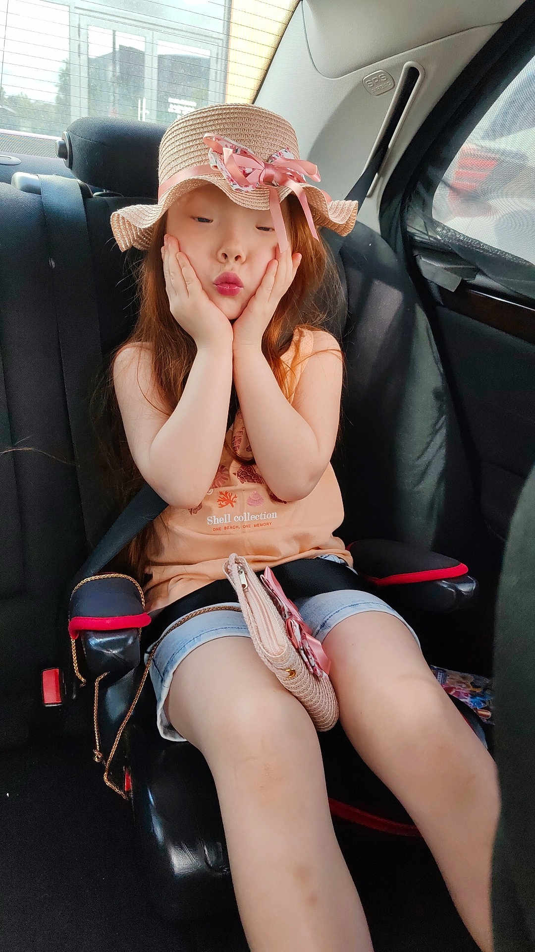 Anaïa participe au concours pour gagner de l'argent avec cette photo : accessories, belt, car, car_interior, carseat, child, clothing, face, female, girl, hat, head, homedecor, person, photography, portrait, shorts, sitting, transportation, vehicle
