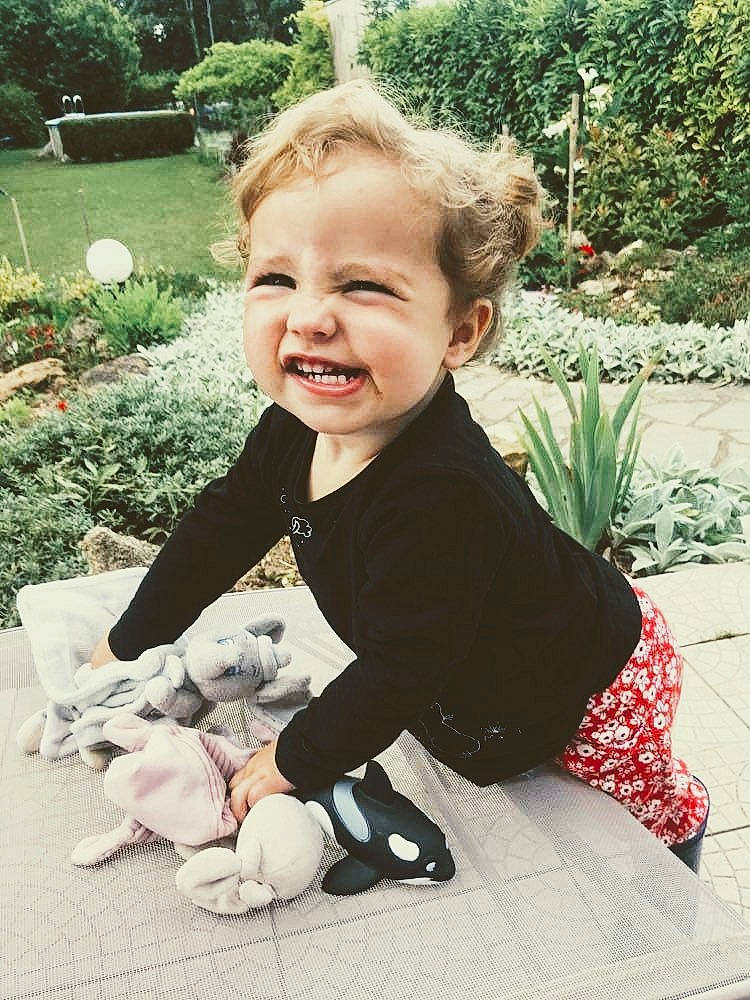 Camille a rejoint le concours — aidez-le/la à gagner de superbes lots ! baby, cheek, child, cool, dress, eye, face, facial_expression, footwear, grass, head, leg, outerwear, people, person, pink, smile, spring, summer, t_shirt