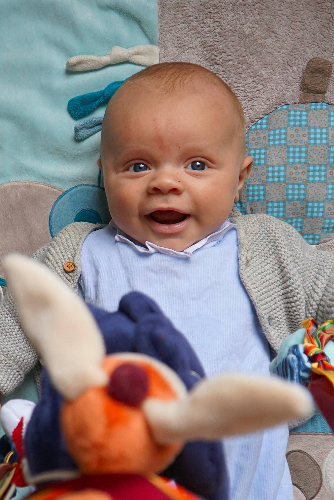 Marcel participe au concours pour gagner de l'argent avec cette photo : baby, baby_toddler_clothing, blue, cheek, comfort, eye, facial_expression, finger, happy, head, iris, mouth, nose, orange, organ, people, person, product, skin, smile