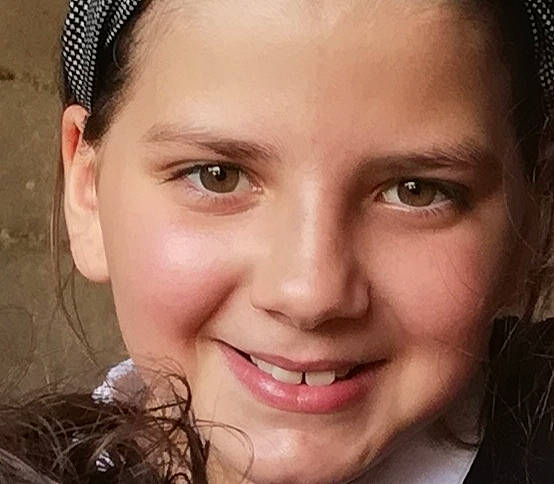 Lara participe au concours pour gagner de l'argent avec cette photo : beauty, cheek, child, chin, close_up, ear, eye, eyebrow, face, facial_expression, forehead, hair, hairstyle, head, joy, lip, nose, organ, person, skin