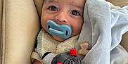 Gabriel a rejoint le concours — aidez-le/la à gagner de superbes lots ! adorable, arm, baby, baby_seat, blanket, child, clothing, comfort, cuddly, cute, eyes, face, head, indoor, infant, pacifier, plush_toy, sitting, smiling, soft_toy