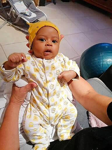 Youri a rejoint le concours — aidez-le/la à gagner de superbes lots ! abdomen, baby, baby_products, baby_toddler_clothing, chair, cheek, child, comfort, event, eye, foot, fun, hat, headwear, human_leg, mouth, person, sitting, skin, thigh