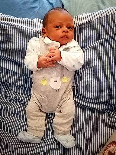 Youri participe au concours pour gagner de l'argent avec cette photo : baby, baby_products, baby_toddler_clothing, child, collar, comfort, dress_shirt, flooring, formal_wear, gesture, happy, head, linens, pattern, person, plaid, sitting, sleeve, suit, tartan