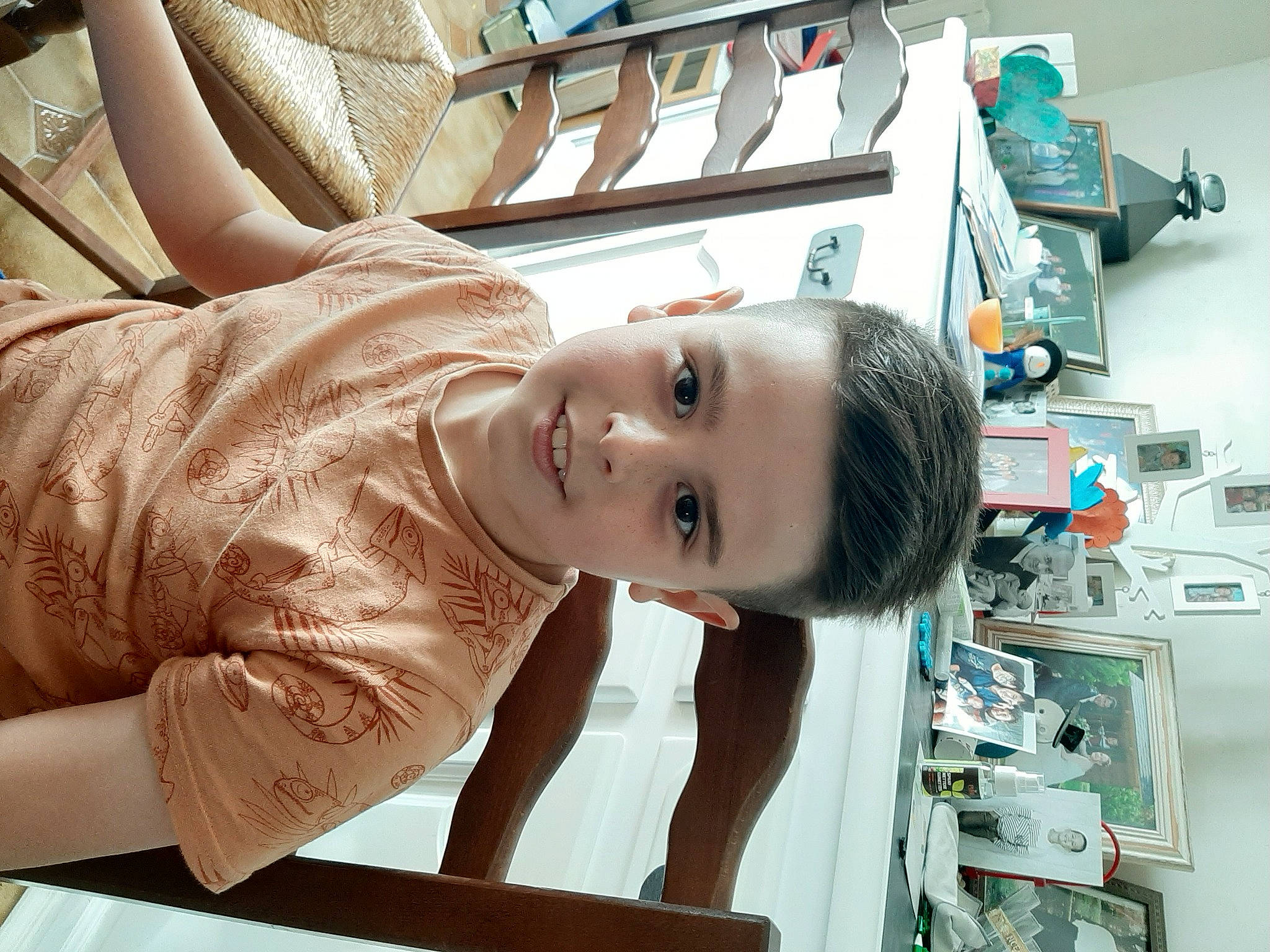 Nolan participe au concours pour gagner de l'argent avec cette photo : child, comfort, elbow, flooring, happy, joy, machine, person, room, service, shelf, smile, t_shirt, toddler, window, wood