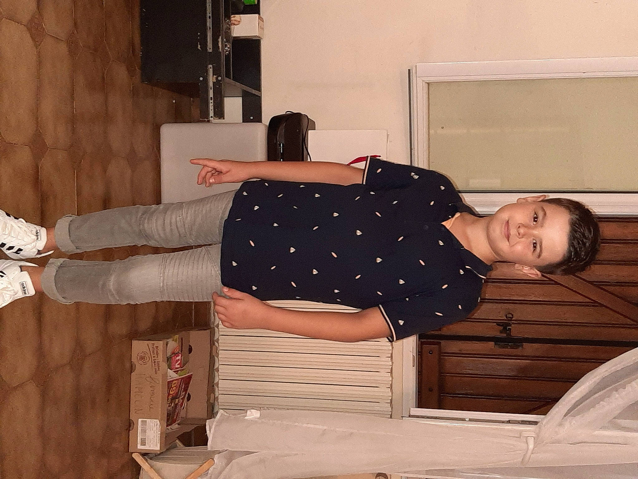 Nolan participe au concours pour gagner de l'argent avec cette photo : design, joy, leg, pattern, person, polka_dot