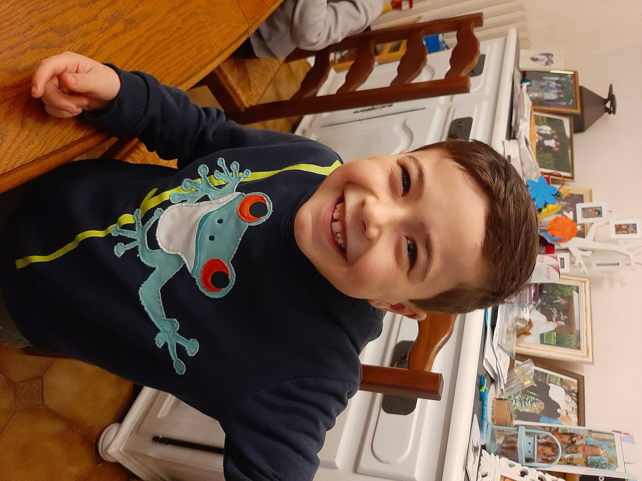 Mael participe au concours pour gagner de l'argent avec cette photo : active_shirt, baby_toddler_clothing, baby_toys, cool, humour, joy, person, tooth