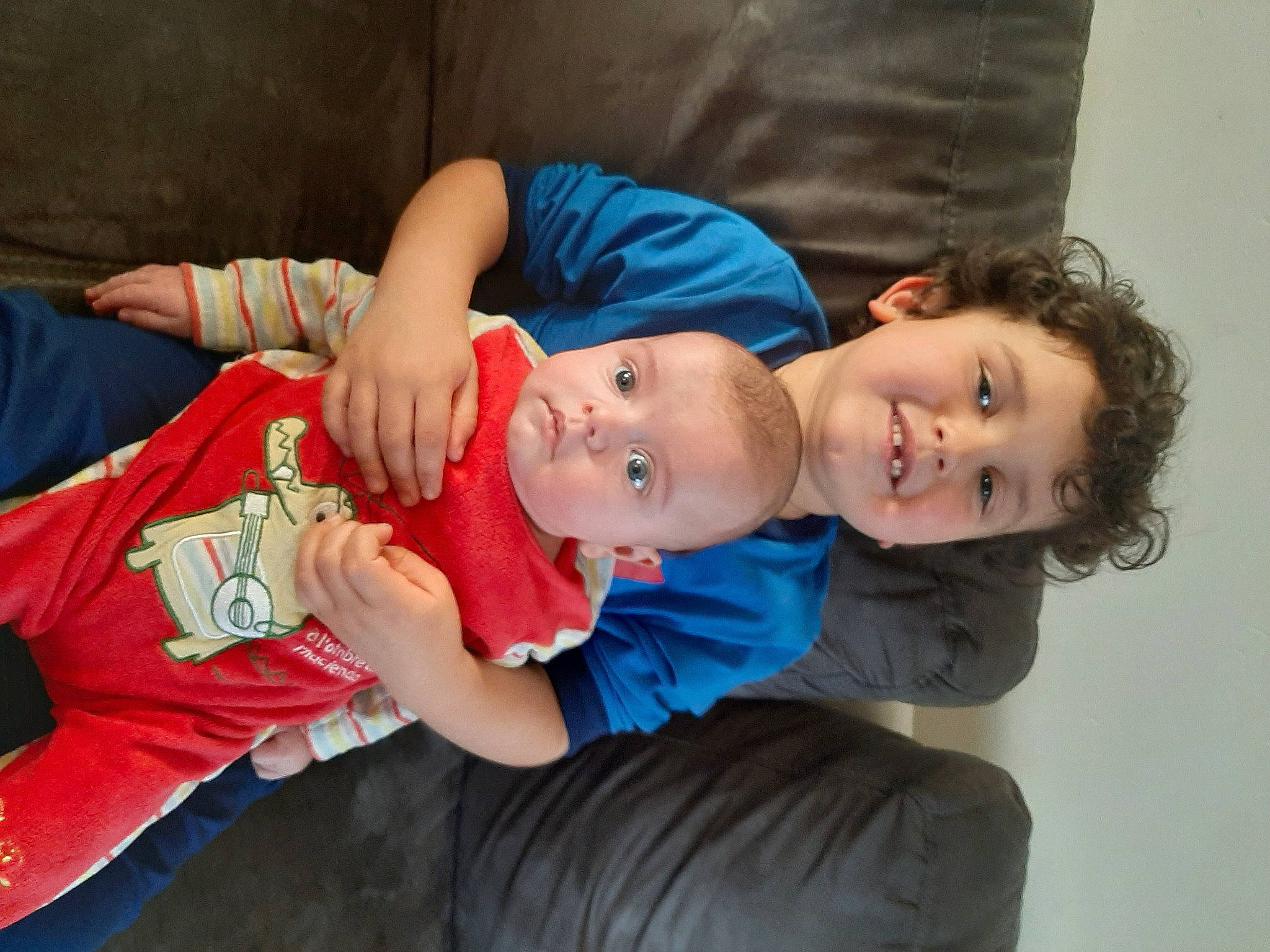 Léo a rejoint le concours — aidez-le/la à gagner de superbes lots ! arm, baby, baby_toddler_clothing, cheek, child, comfort, elbow, electric_blue, event, finger, fun, hand, happy, hat, joy, mouth, nail, person, sitting, skin