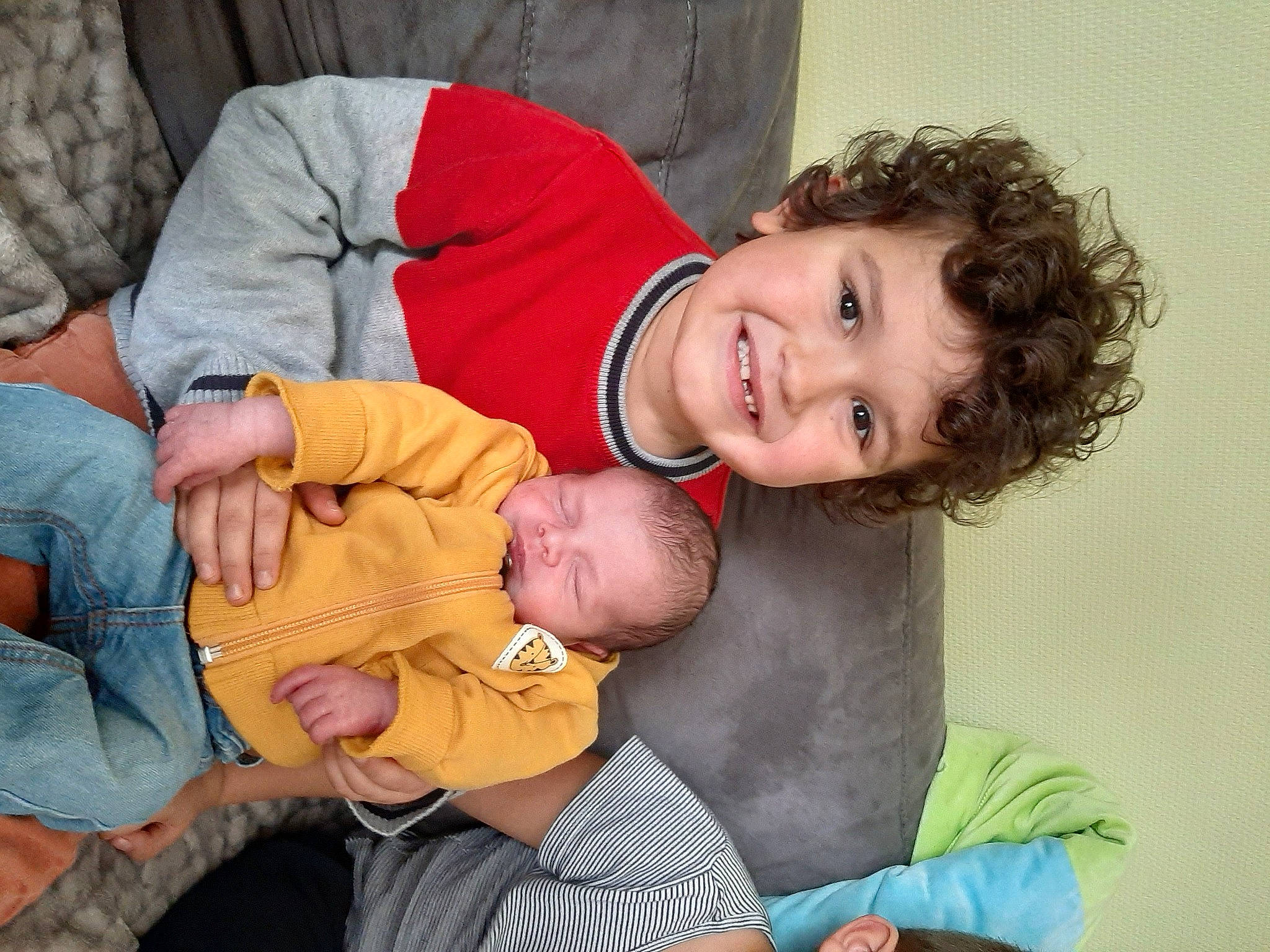 Léo participe au concours pour gagner de l'argent avec cette photo : baby, baby_toddler_clothing, cheek, child, comfort, ear, eye, hand, happy, human, interaction, joy, lap, laugh, love, nose, person, playing_with_kids, toddler