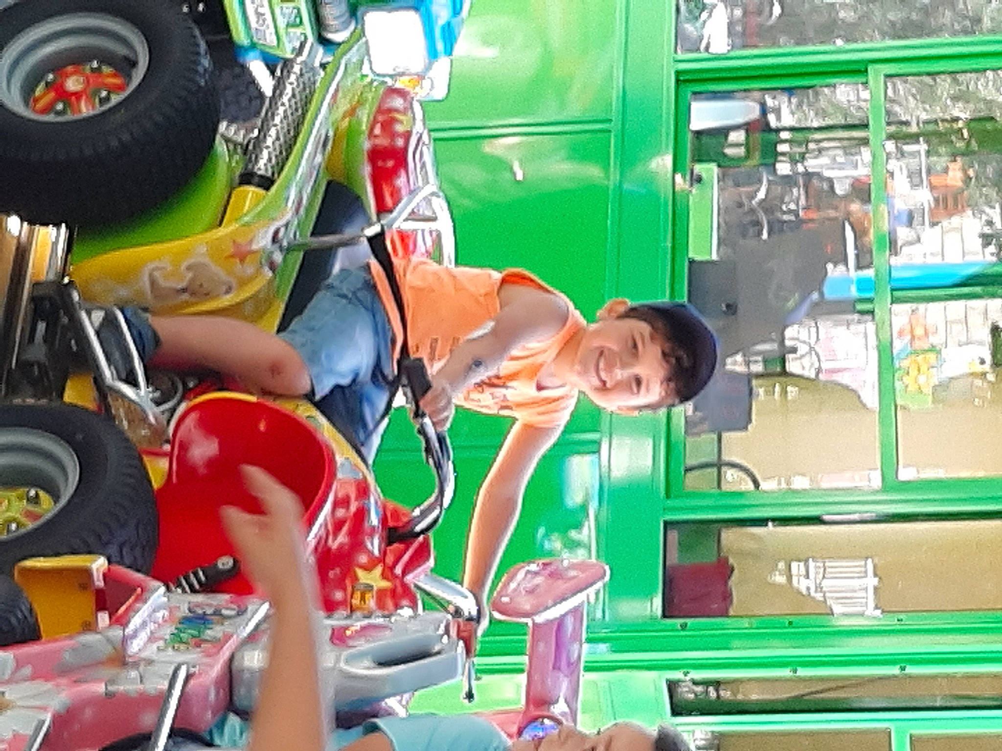 Léo a rejoint le concours — aidez-le/la à gagner de superbes lots ! amusement_ride, joy, machine, person, vehicle