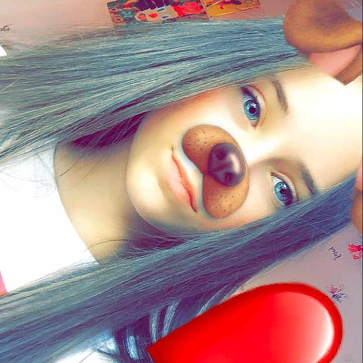 Lana a rejoint le concours — aidez-le/la à gagner de superbes lots ! black_hair, cheek, cool, eye, face, finger, forehead, fun, girl, hair_coloring, human_hair_color, lip, mouth, nose, pink, product, red, selfie, skin, smile