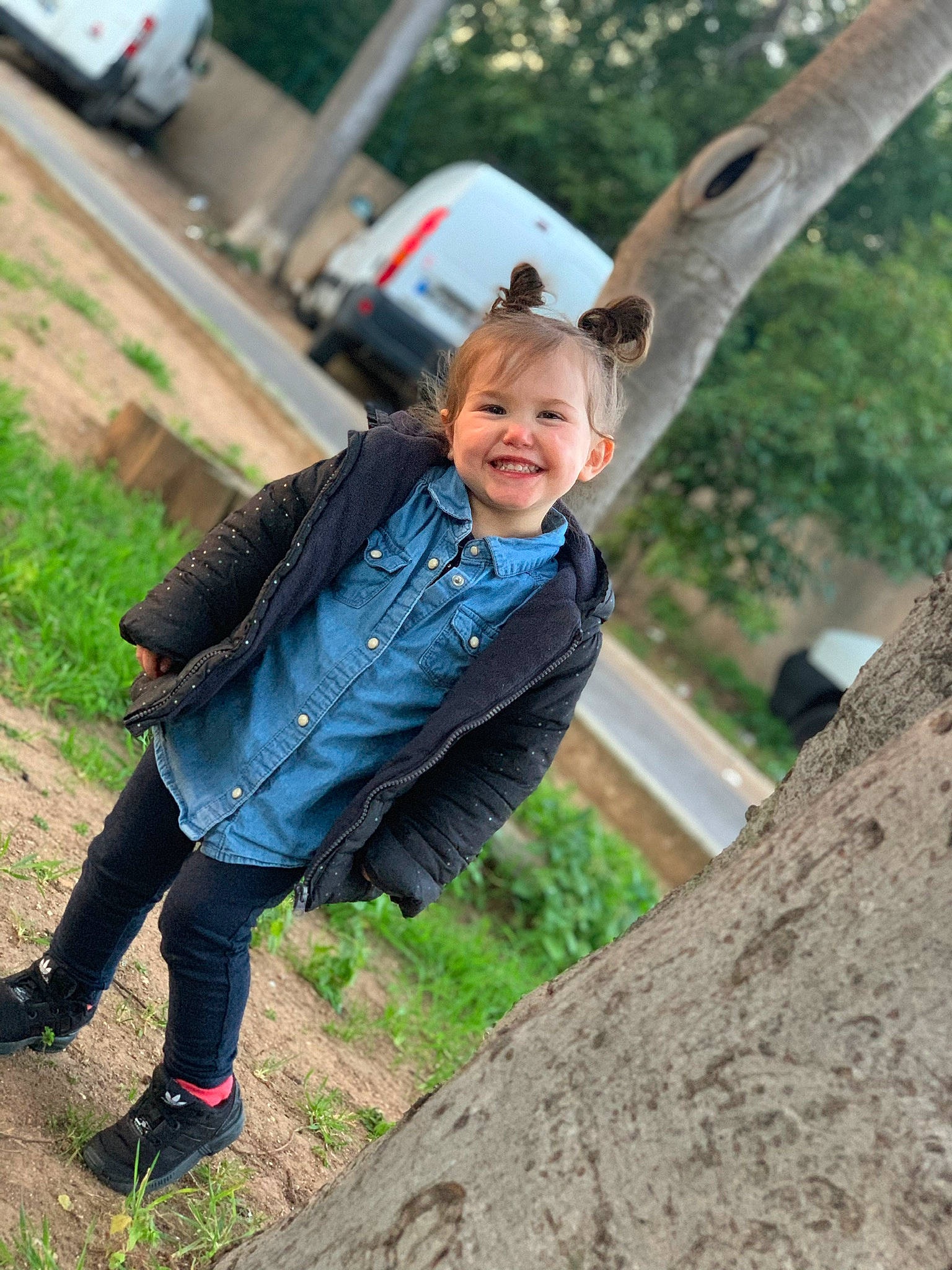 Ywenn participe au concours pour gagner de l'argent avec cette photo : fun, jeans, joy, person, photography, plant, tree