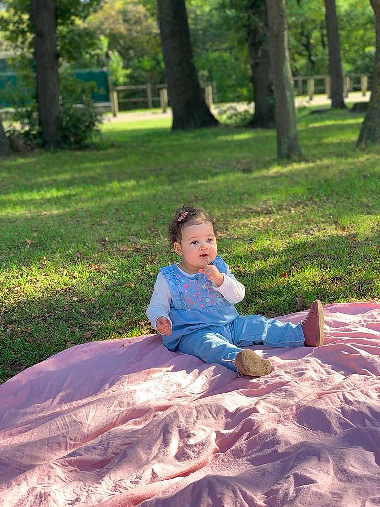Yaqin participe au concours pour gagner de l'argent avec cette photo : child, eye, face, fun, grass, green, happy, head, landscape, lawn, leisure, people_in_nature, person, plant, recreation, sunlight, tints_and_shades, toddler, tree, wood