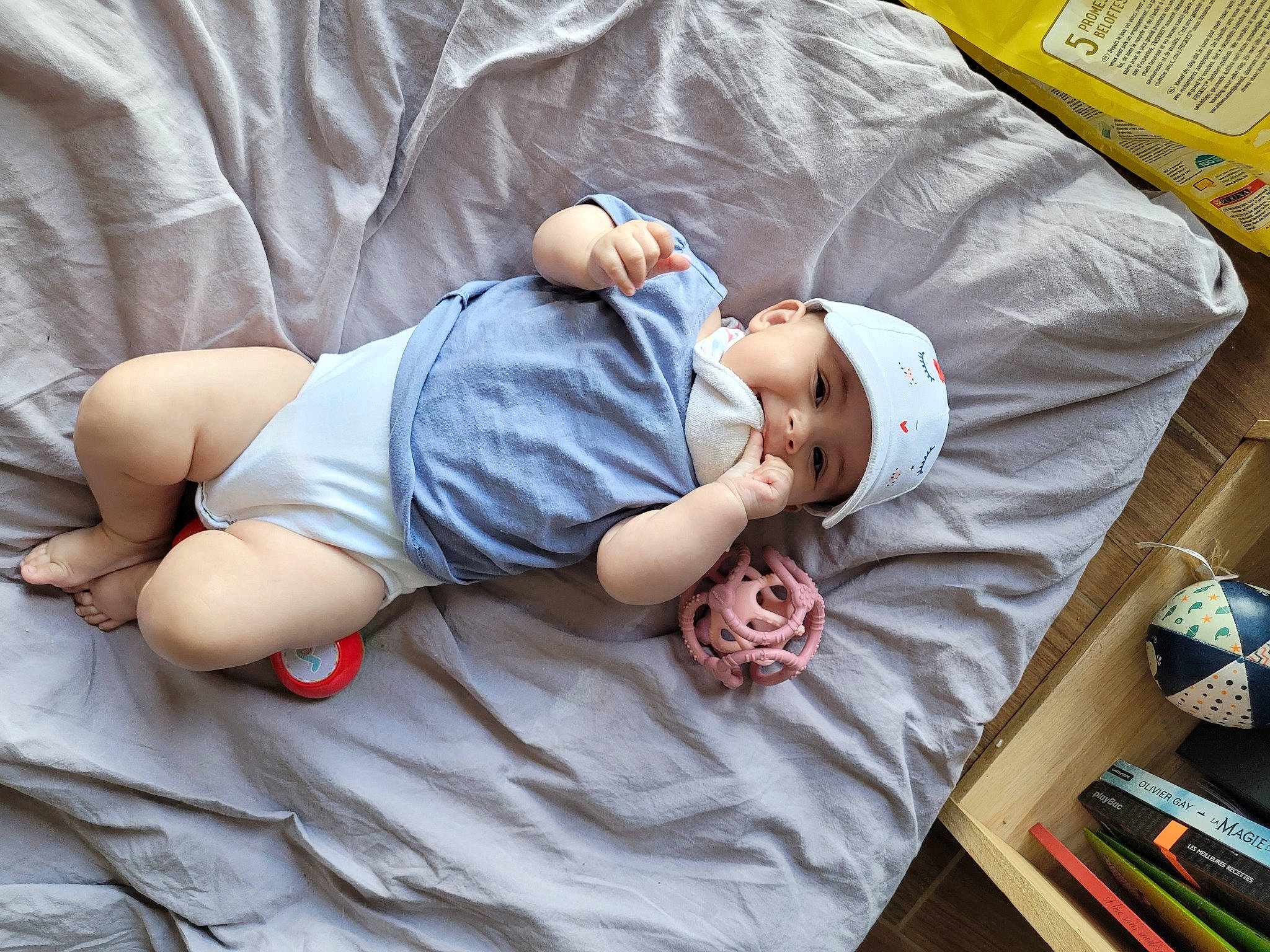 Jade participe au concours pour gagner de l'argent avec cette photo : baby, baby_products, baby_toddler_clothing, bed, bed_sheet, bedding, bedtime, child, comfort, couch, headwear, human_body, linens, orange, person, room, sitting, sleeve, t_shirt, textile