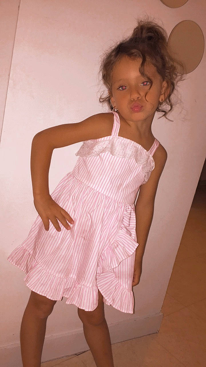 Kaëte-ly participe au concours pour gagner de l'argent avec cette photo : child, child_model, clothing, cocktail_dress, day_dress, dress, fashion_design, model, pattern, person, pink, shoulder, white