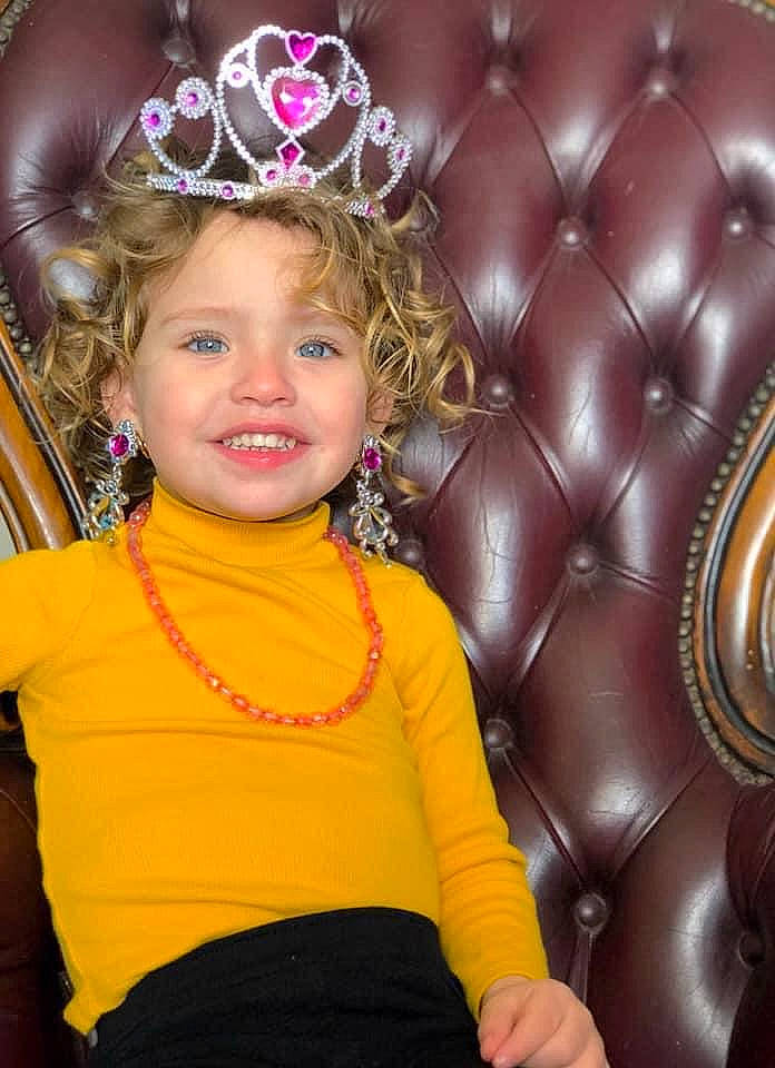 Kaëte-ly a rejoint le concours — aidez-le/la à gagner de superbes lots ! child, child_model, ear, fashion_accessory, fun, hair_accessory, head, headgear, headpiece, joy, person, photography, smile, toddler, yellow