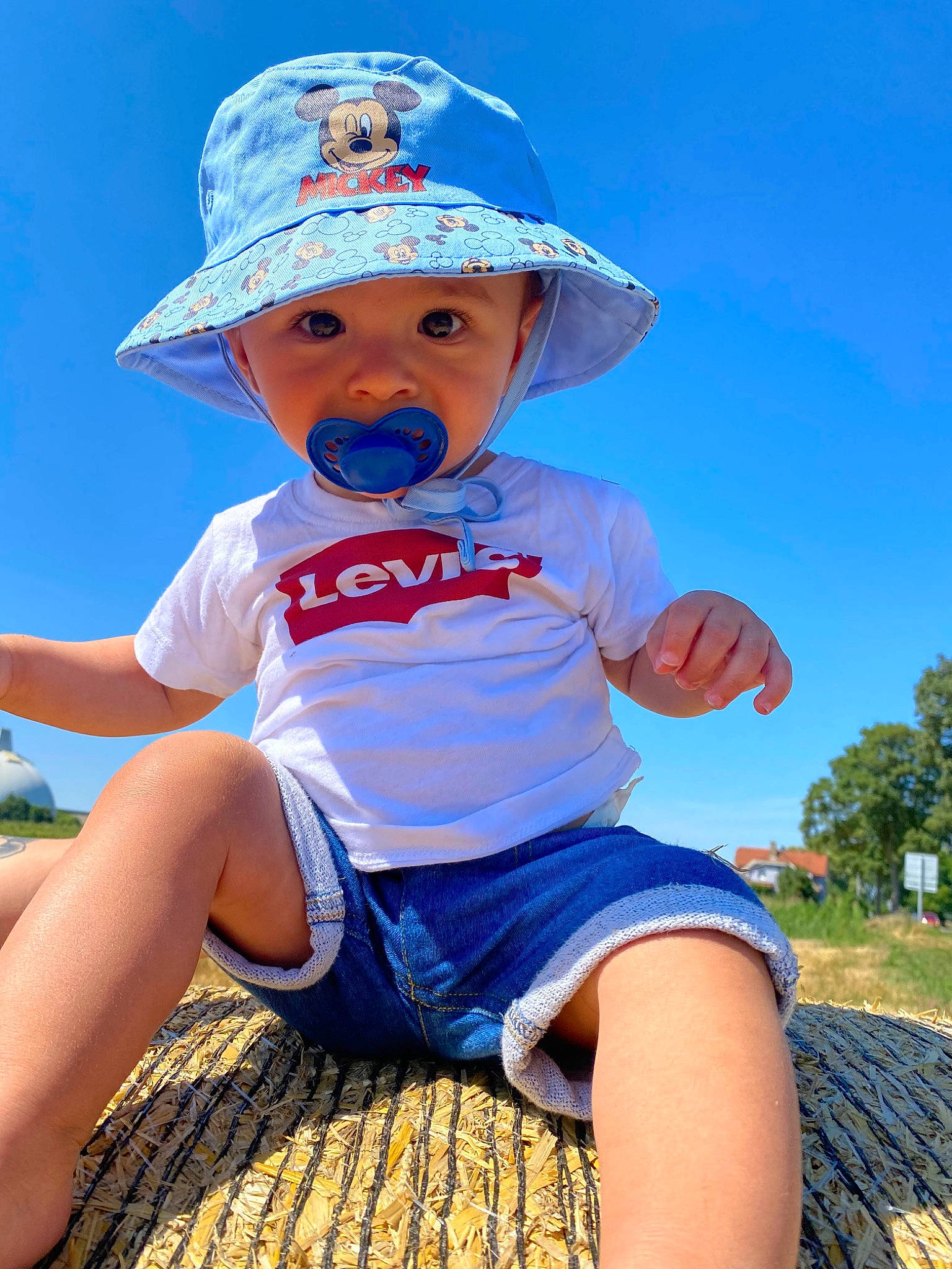 Ruben participe au concours pour gagner de l'argent avec cette photo : azure, baby_toddler_clothing, cap, child, cool, cowboy_hat, electric_blue, fun, grass, happy, hat, headwear, leisure, person, pink, plant, shorts, sky, sun_hat, t_shirt