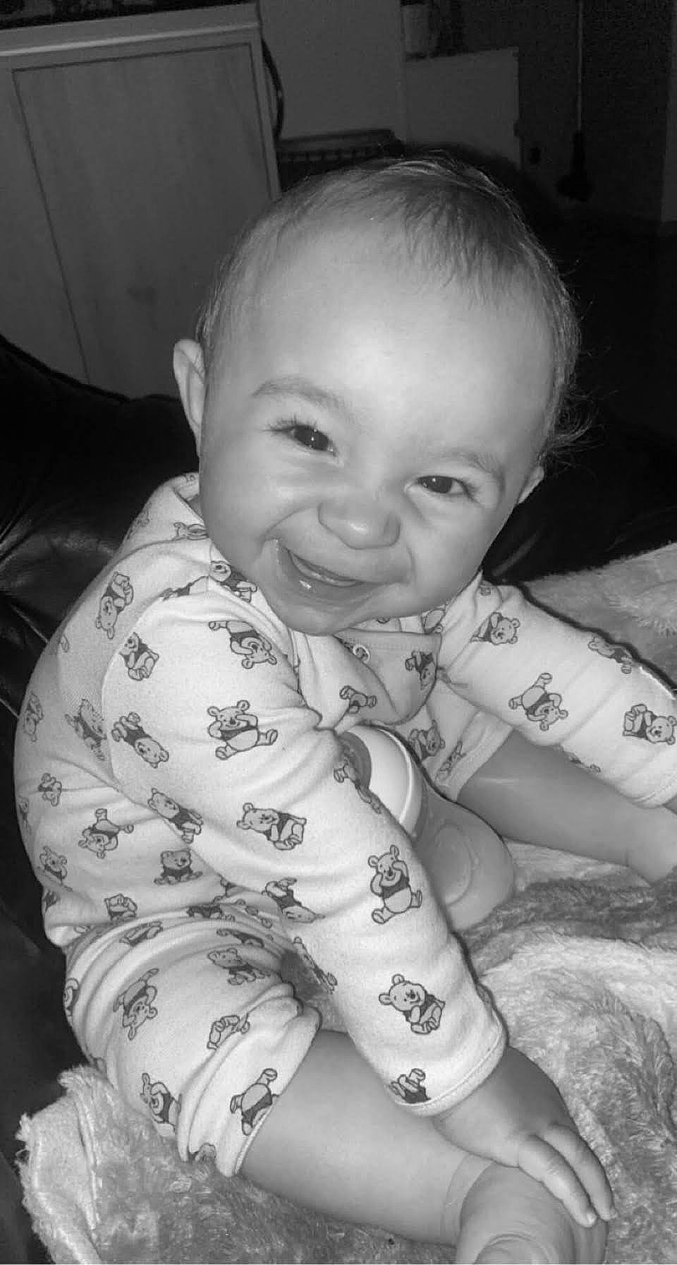 Ruben a rejoint le concours — aidez-le/la à gagner de superbes lots ! arm, cheek, comfort, eye, eyebrow, face, facial_expression, forehead, hairstyle, hand, head, human_body, leg, lip, mouth, neck, nose, person, shoulder, skin