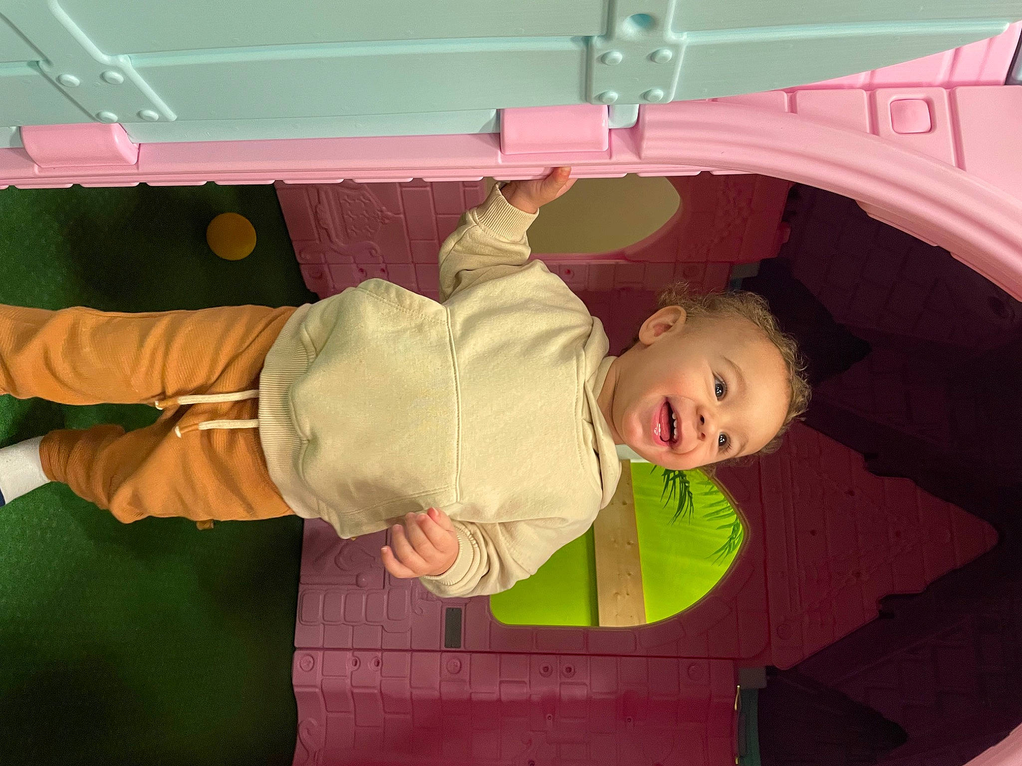 Ruben participe au concours pour gagner de l'argent avec cette photo : baby, baby_products, baby_toddler_clothing, ceiling, child, comfort, flooring, fun, happy, magenta, person, pink, room, smile, textile, toddler, vehicle_door, wood