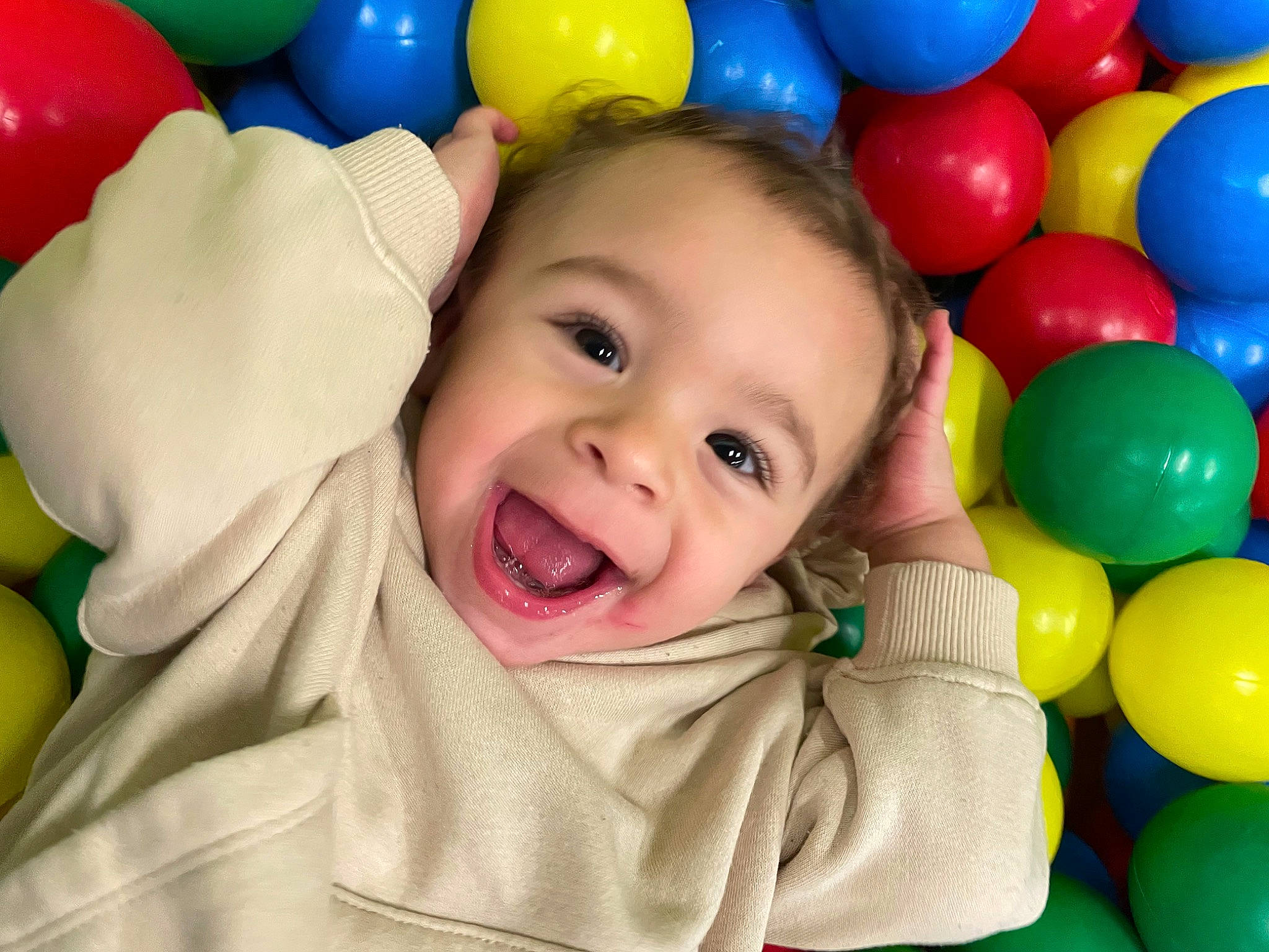 Ruben participe au concours pour gagner de l'argent avec cette photo : baby, baby_playing_with_toys, ball_pit, balloon, cheek, child, facial_expression, fun, green, happy, head, leisure, organ, party_supply, person, photograph, product, smile, toddler, toy