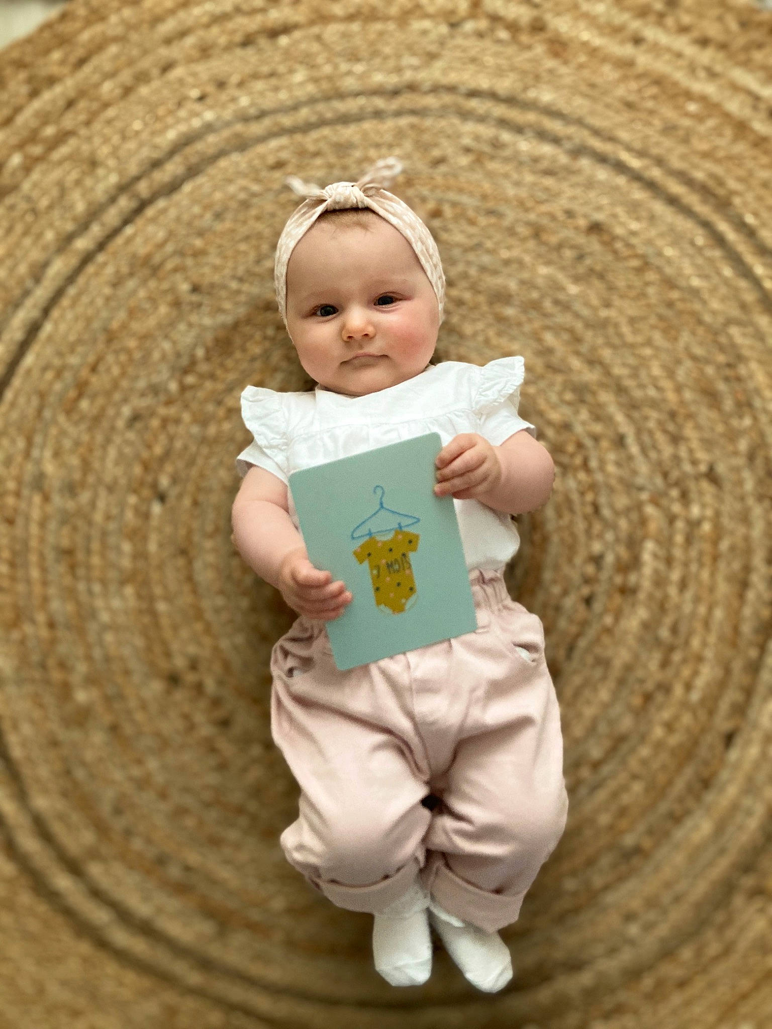 Margot participe au concours pour gagner de l'argent avec cette photo : baby, baby_toddler_clothing, cheek, child, face, fun, gesture, grass, happy, headwear, human_body, leisure, linens, people_in_nature, person, play, sitting, skin, sleeve, t_shirt