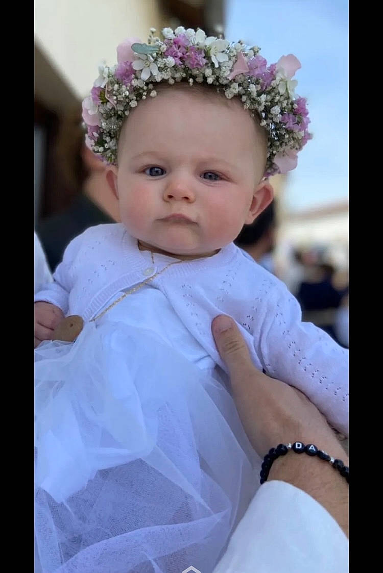 Margot a rejoint le concours — aidez-le/la à gagner de superbes lots ! baby, baby_toddler_clothing, bridal_accessory, child, dress, electric_blue, embellishment, eye, flash_photography, gesture, happy, headband, headpiece, iris, jewellery, lip, person, pink, purple, skin