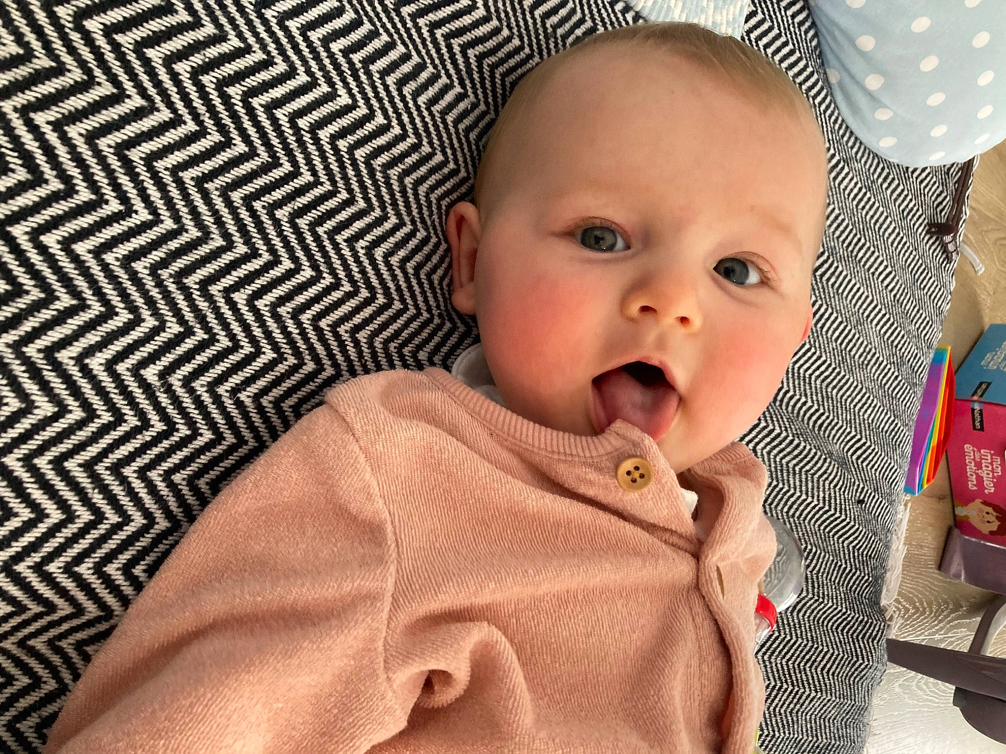 Margot a rejoint le concours — aidez-le/la à gagner de superbes lots ! baby, baby_toddler_clothing, cheek, child, chin, collar, comfort, eye, facial_expression, happy, head, iris, lip, mammal, mouth, nose, person, skin, sleeve, textile