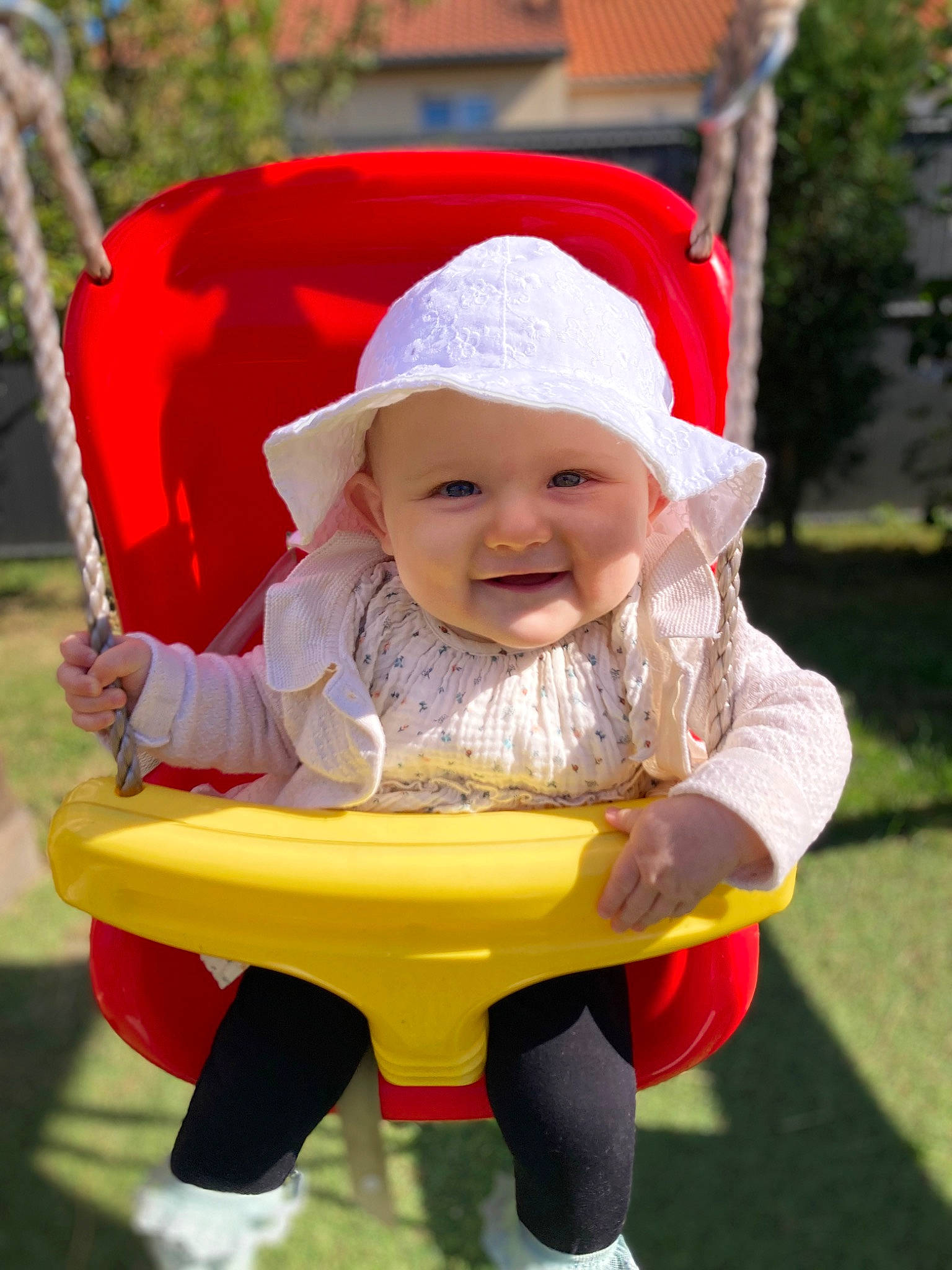 Margot a rejoint le concours — aidez-le/la à gagner de superbes lots ! baby, baby_products, baby_toddler_clothing, cap, child, eye, fun, grass, happy, head, headgear, headwear, leisure, lip, person, pink, plant, red, santa_claus, smile