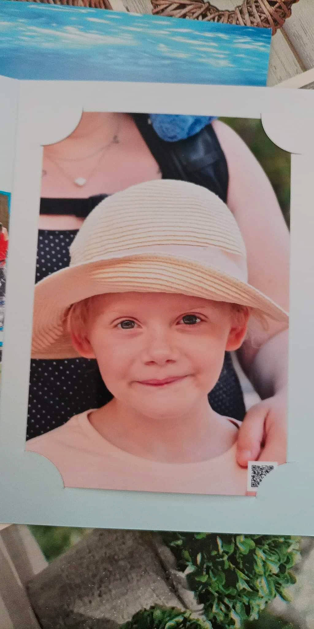 Émilie a rejoint le concours — aidez-le/la à gagner de superbes lots ! art, baby, cap, child, fashion_accessory, fedora, fun, grass, happy, hat, headgear, headwear, joy, leisure, pattern, peach, person, pink, plant, portrait_photography