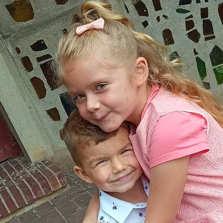 Émilie a rejoint le concours — aidez-le/la à gagner de superbes lots ! cheek, chin, ear, eye, eyebrow, face, forehead, fun, gesture, hair, hairstyle, happy, human_body, iris, joy, lip, mouth, neck, nose, person