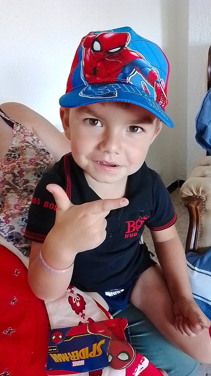 Jules participe au concours pour gagner de l'argent avec cette photo : baby_toddler_clothing, baseball_cap, cap, carmine, child, costume_hat, electric_blue, event, fashion_accessory, fun, happy, headgear, headwear, person, personal_protective_equipment, red, shorts, sleeve, sports_gear, toddler