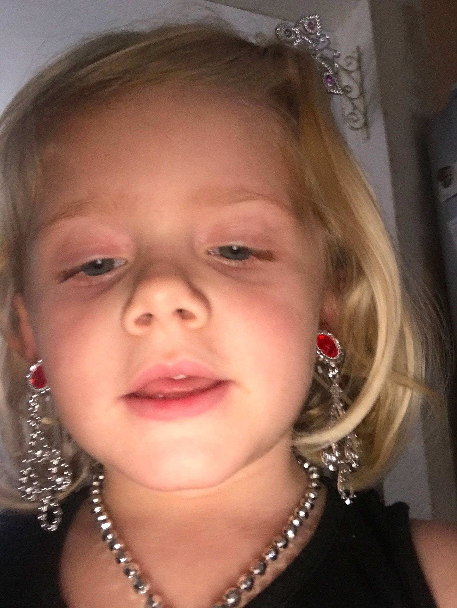 émilie a rejoint le concours — aidez-le/la à gagner de superbes lots ! blond, cheek, child, chin, close_up, ear, eye, eyebrow, face, facial_expression, forehead, hair, hairstyle, head, iris, lip, nose, person, skin, smile