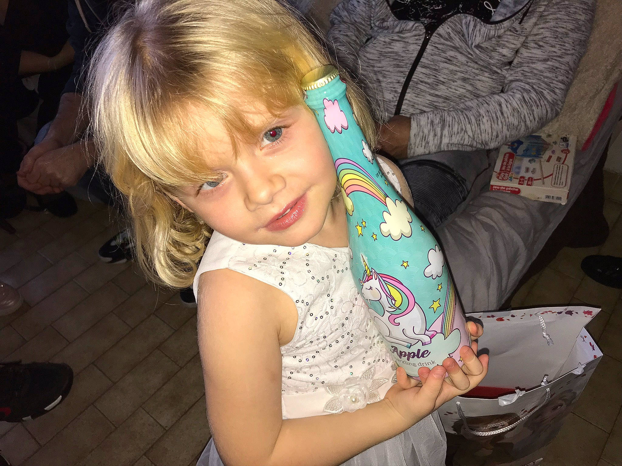 émilie a rejoint le concours — aidez-le/la à gagner de superbes lots ! arm, blond, child, ear, fun, iris, person, smile, toddler