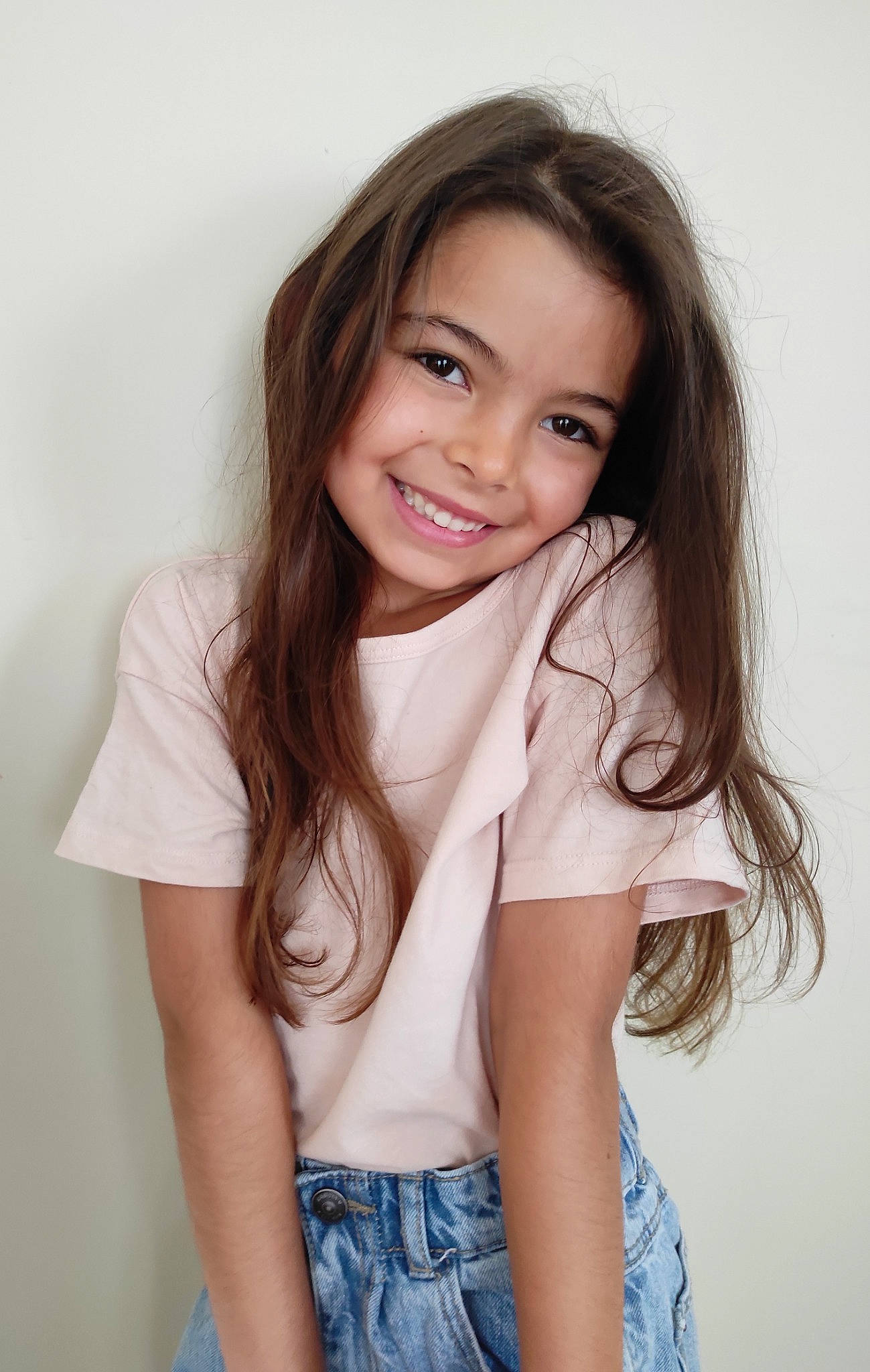 Lena a rejoint le concours — aidez-le/la à gagner de superbes lots ! arm, chin, clothing, eyebrow, eyelash, facial_expression, flash_photography, gesture, hair, hairstyle, jeans, joint, joy, lip, muscle, neck, organ, person, shoulder, skin