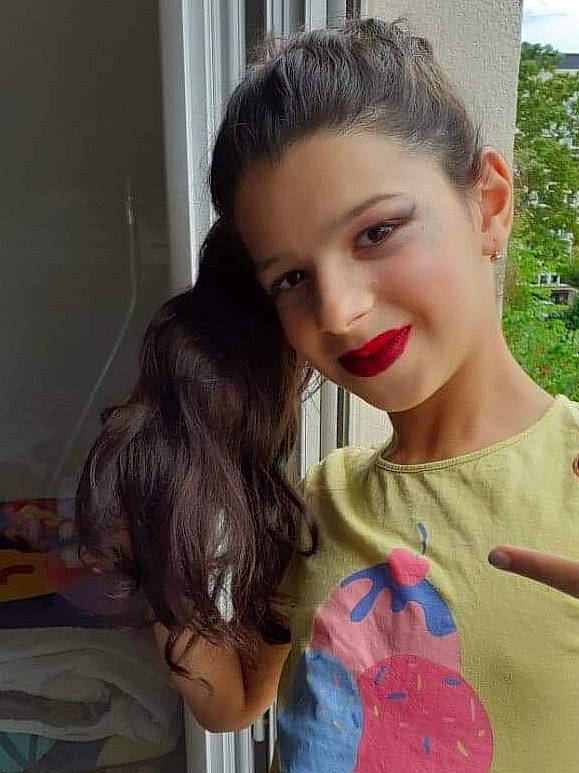 Ania a rejoint le concours — aidez-le/la à gagner de superbes lots ! beauty, black_hair, brown_hair, eyebrow, face, hair, hairstyle, jaw, joy, lip, long_hair, neck, nose, person, photography, selfie, smile