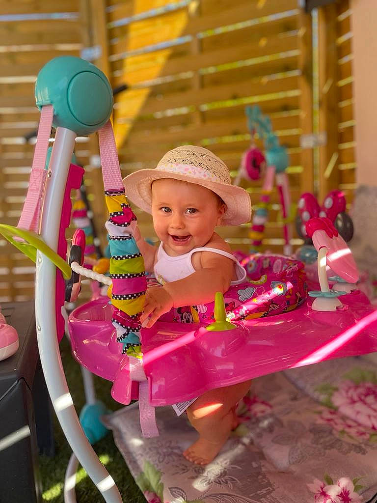 Sofia a rejoint le concours — aidez-le/la à gagner de superbes lots ! baby, baby_products, baby_toddler_clothing, child, city, event, fun, happy, hat, headwear, leisure, magenta, party, party_supply, person, pink, play, recreation, smile, sun_hat