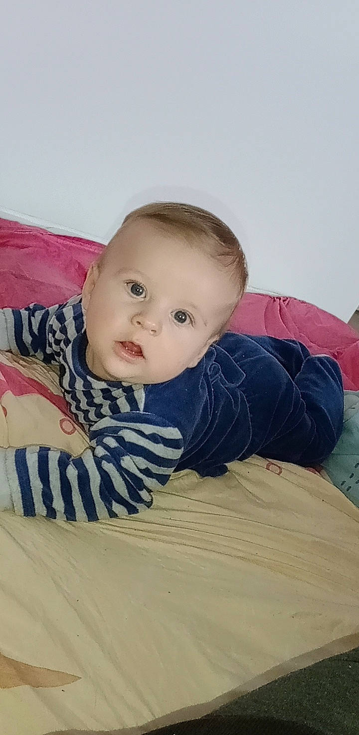 Tiago participe au concours pour gagner de l'argent avec cette photo : baby, baby_toddler_clothing, cheek, child, comfort, eye, flash_photography, floor, flooring, happy, iris, linens, nose, pattern, person, sitting, skin, sleeve, t_shirt, toddler