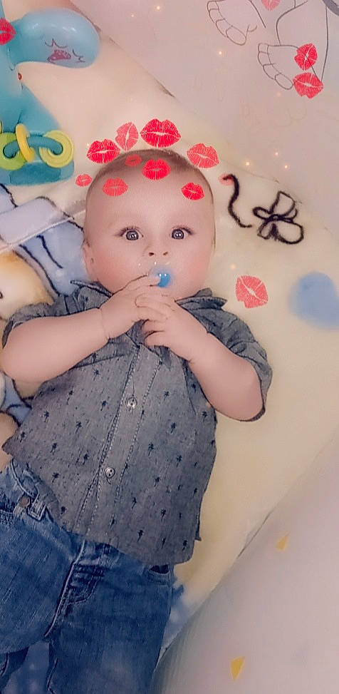 Tiago participe au concours pour gagner de l'argent avec cette photo : baby, baby_toddler_clothing, cheek, denim, design, doll, dress, gesture, hairstyle, hand, happy, jeans, pattern, person, pink, skin, sleeve, standing, textile, toddler