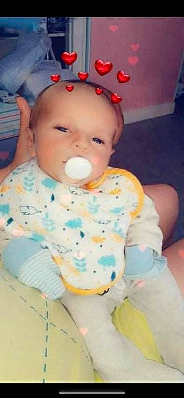 Tiago participe au concours pour gagner de l'argent avec cette photo : baby, baby_products, baby_toddler_clothing, blue, cheek, child, fun, happy, head, human_body, nose, pattern, person, pink, sitting, skin, sleeve, toddler, toy