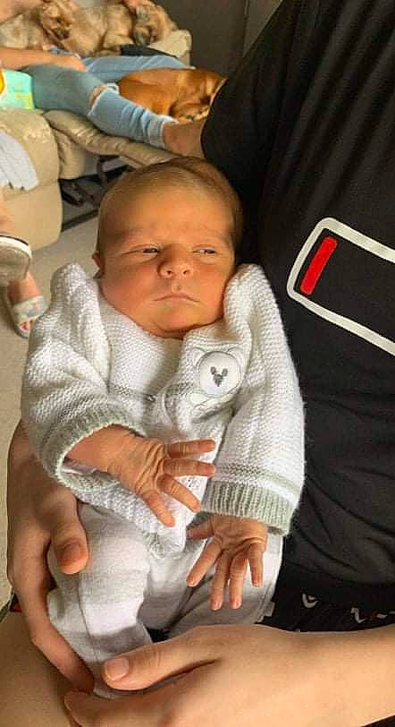 Tiago participe au concours pour gagner de l'argent avec cette photo : baby, baby_products, baby_toddler_clothing, cheek, child, comfort, eye, face, finger, foot, gesture, lap, mouth, nose, person, product, sitting, skin, sleeve, thumb