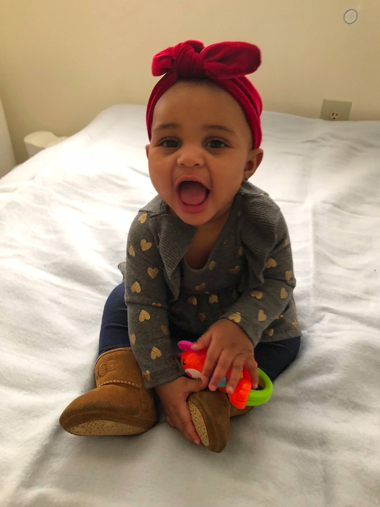 Ja is registered to the contest to win money with this photo: cap, child, ear, fun, girl, hair_accessory, hat, headgear, infant, outerwear, person, skin, smile, textile, toddler