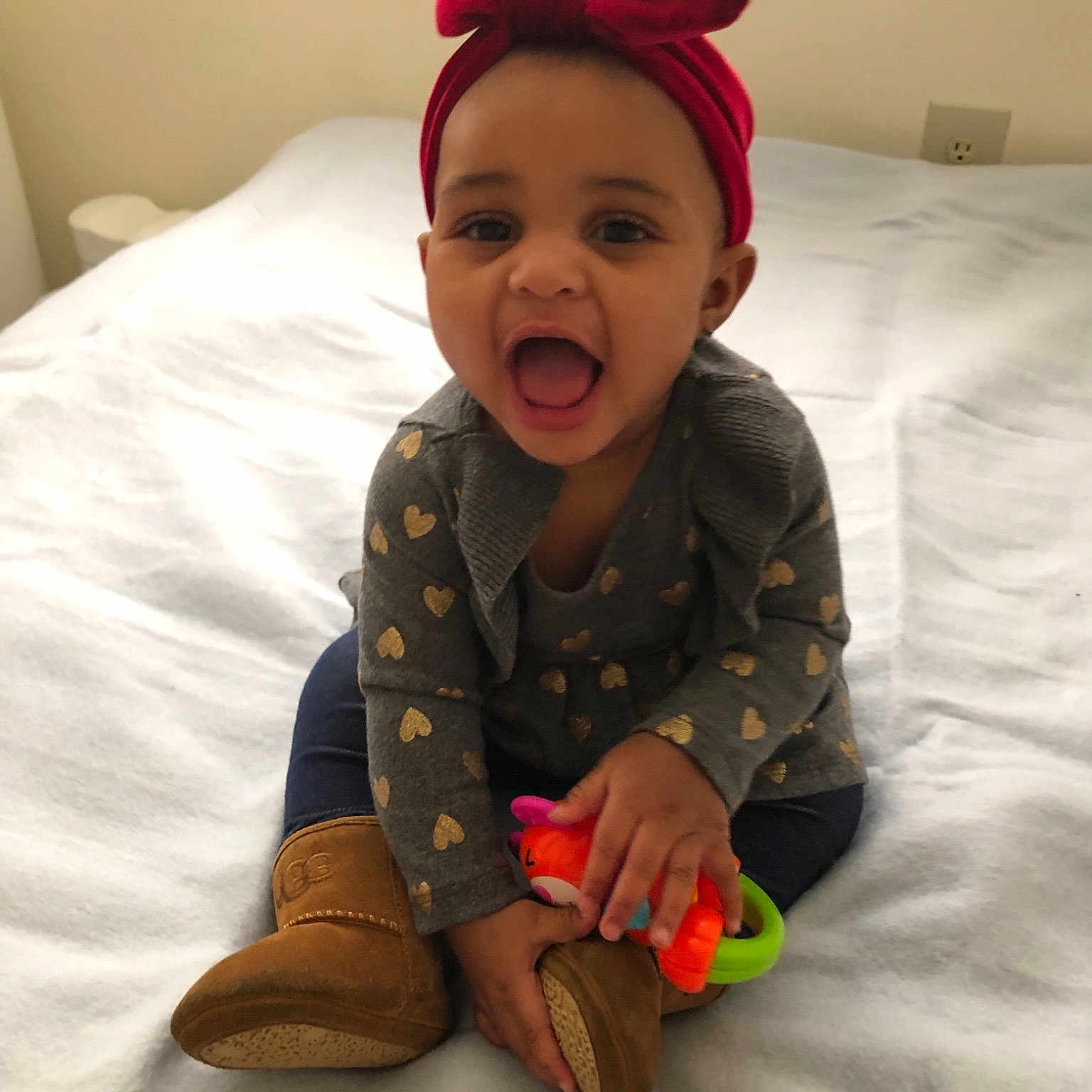 Ja is registered to the contest to win money with this photo: cap, child, ear, fun, girl, hair_accessory, hat, headgear, infant, outerwear, person, skin, smile, textile, toddler