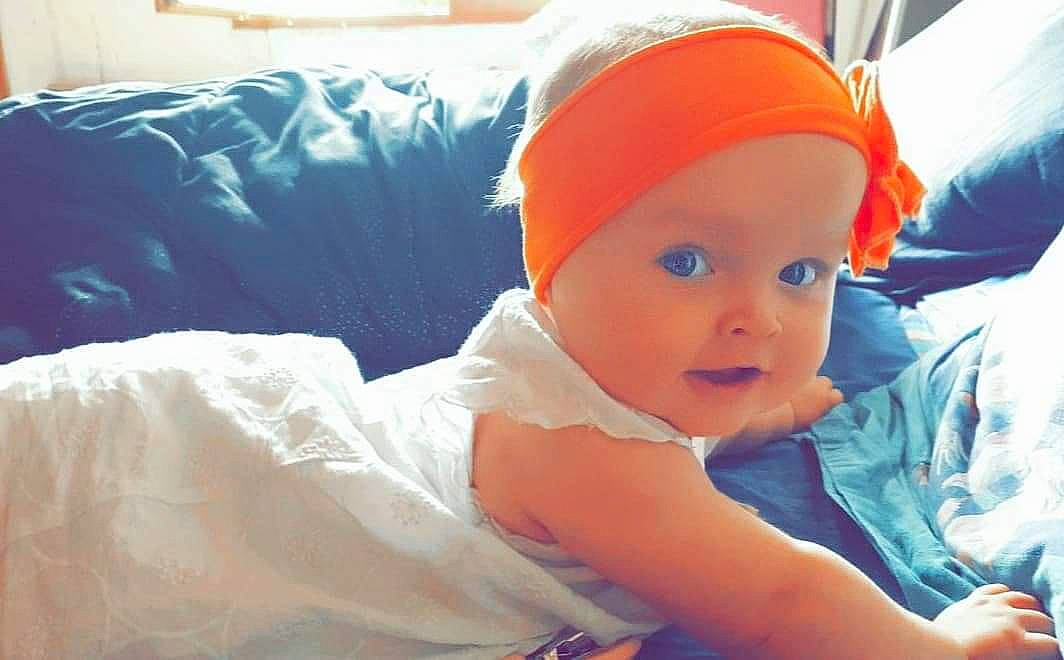 Maëlis a rejoint le concours — aidez-le/la à gagner de superbes lots ! baby, baby_products, baby_sleeping, baby_toddler_clothing, beanie, cap, child, comfort, couch, fun, happy, hat, headwear, linens, person, room, sitting, smile, toddler