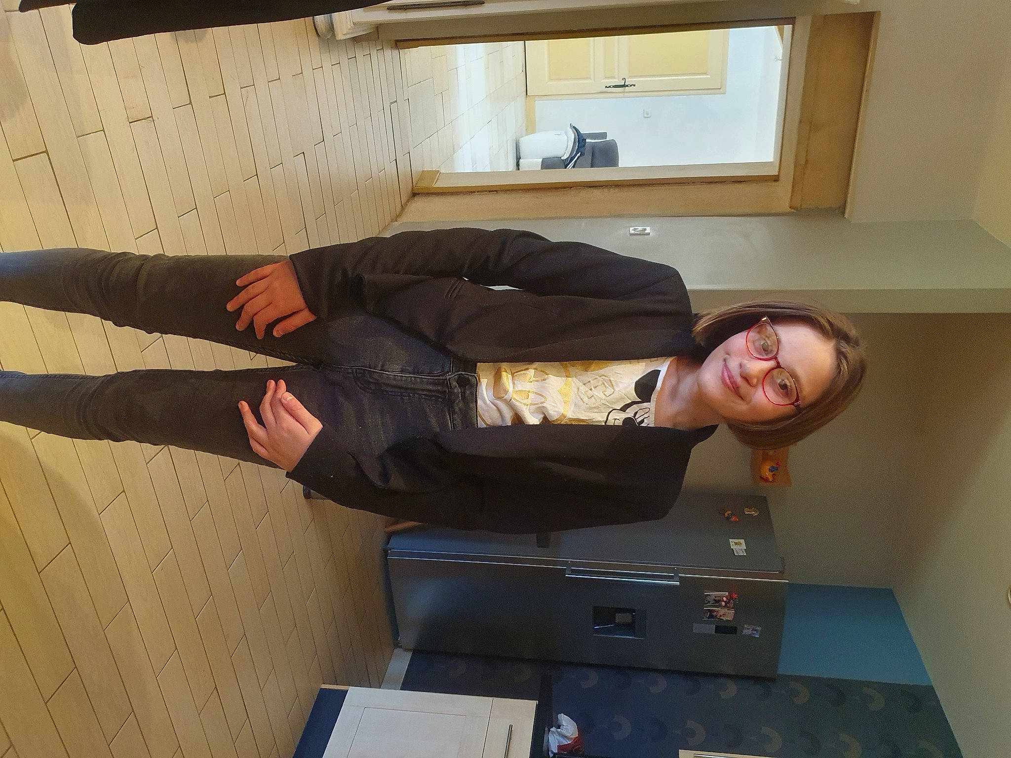 Loo a rejoint le concours — aidez-le/la à gagner de superbes lots ! comfort, elbow, floor, flooring, hardwood, human_leg, joint, joy, knee, person, room, shoulder, smile, thigh, waist, walking_shoe, wood, wrist