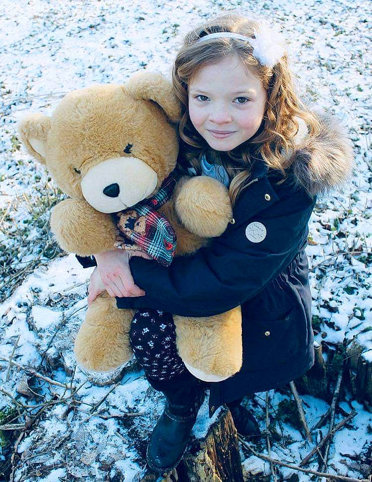 Mélina a rejoint le concours — aidez-le/la à gagner de superbes lots ! blond, brown_hair, eye, fawn, freezing, fun, fur, grass, happy, joy, pattern, people_in_nature, person, photograph, smile, snow, stuffed_toy, teddy_bear, textile, toddler