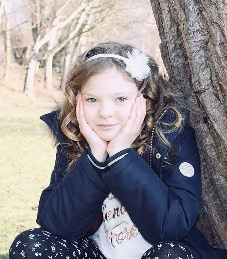 Mélina participe au concours pour gagner de l'argent avec cette photo : beauty, cool, electric_blue, fashion_accessory, flash_photography, forest, fur, grass, happy, joy, long_hair, pattern, people_in_nature, person, plant, portrait_photography, recreation, sitting, smile, tree