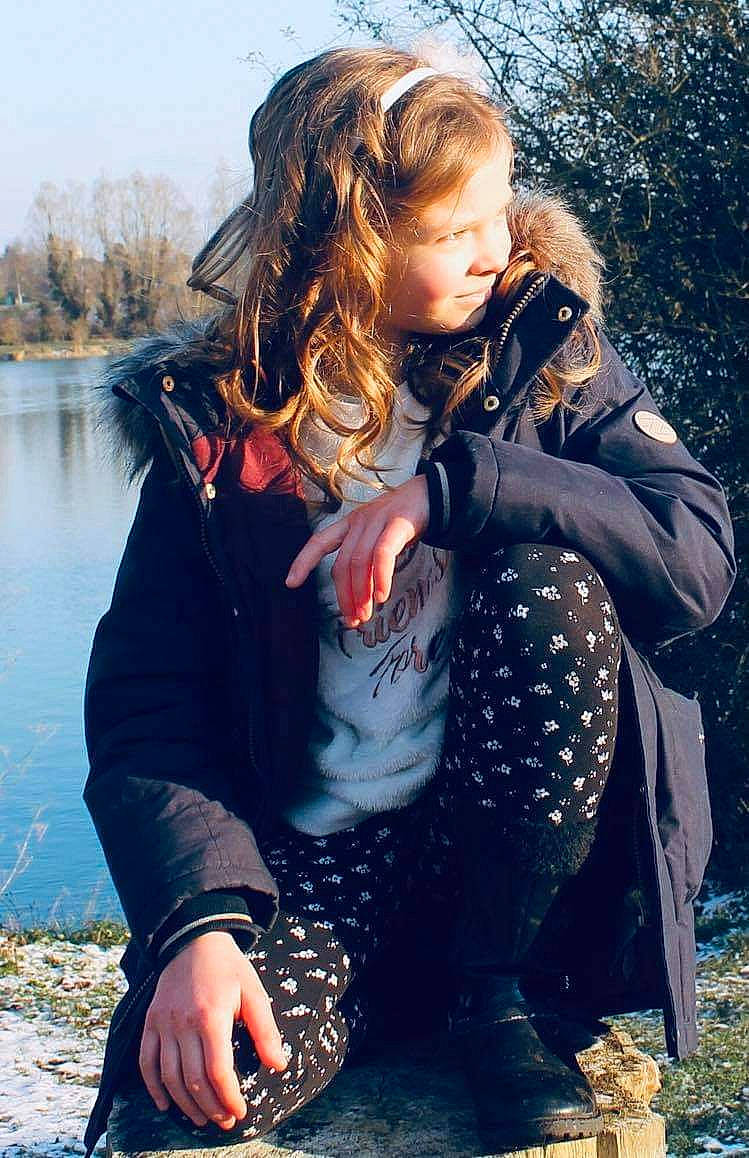 Mélina a rejoint le concours — aidez-le/la à gagner de superbes lots ! black_hair, cool, eyewear, flash_photography, freezing, friendship, grass, hair, happy, jacket, lake, leisure, long_hair, people_in_nature, person, plant, shoe, sky, sunlight, tree