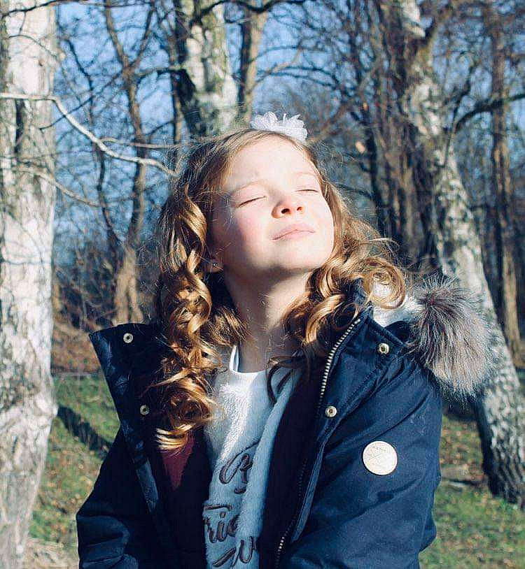 Mélina a rejoint le concours — aidez-le/la à gagner de superbes lots ! branch, eye, flash_photography, grass, hairstyle, happy, head, jacket, lip, long_hair, people_in_nature, person, plant, sleeve, smile, standing, tree, trunk, twig, winter